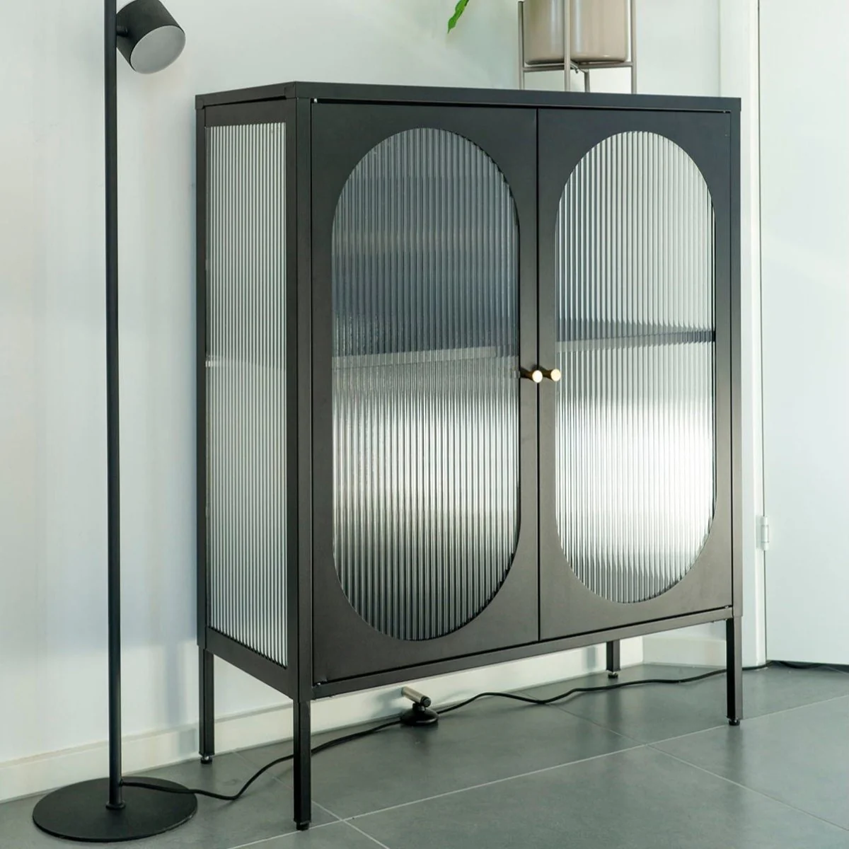 Adelaide vitrineskap rillet glass sort 90 x 35 x 120cm - Image 6