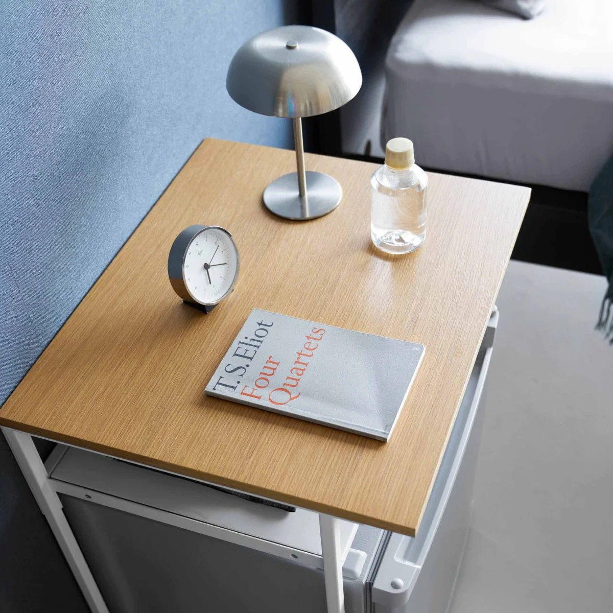 Sidebord med treplate og uttrekkbar hylle hvit 53 x 45 x 66,8 cm - Image 3